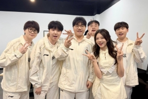 骆歆分享和IG选手合照：今天采访新人中单Renard被圈粉咯！