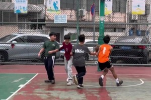 被一群小孩的球技折服了 ！