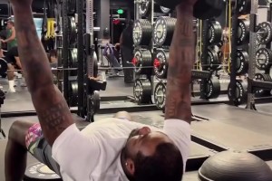 约翰沃尔重返健身房开始训练了 